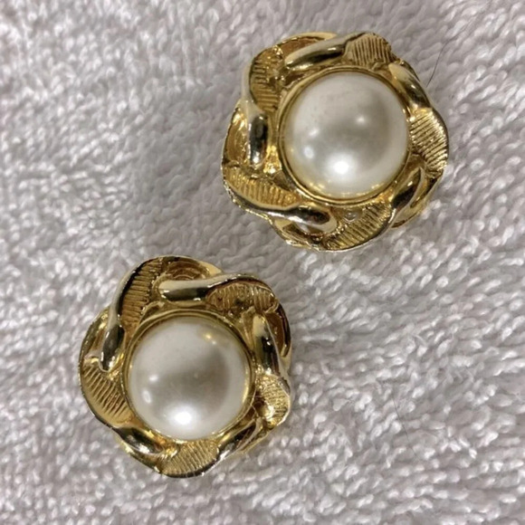 Vintage Gold Tone With Faux  Pearl Centre Clip On Earrings - Picture 1 of 8